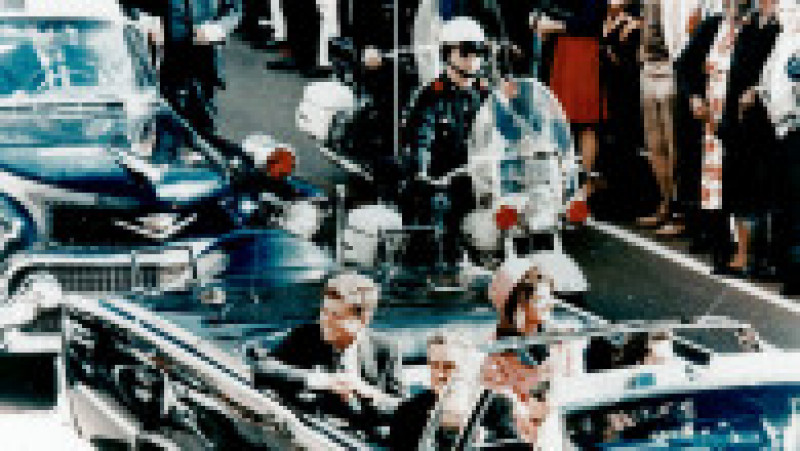 Kennedy a fost împușcat mortal pe când efectua un tur al orașului într-o mașină decapotabilă alături de soția sa. Foto: Profimedia Images | Poza 2 din 13