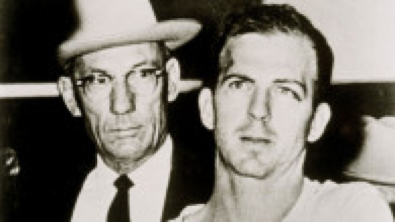 La scurt timp după atentat, Lee Harvey Oswald a fost arestat. La două zile după arestarea sa, Oswald a fost împușcat mortal de Jack Ruby, făcând astfel imposibile procesul și mărturia sa. Foto: Profimedia Images | Poza 10 din 13