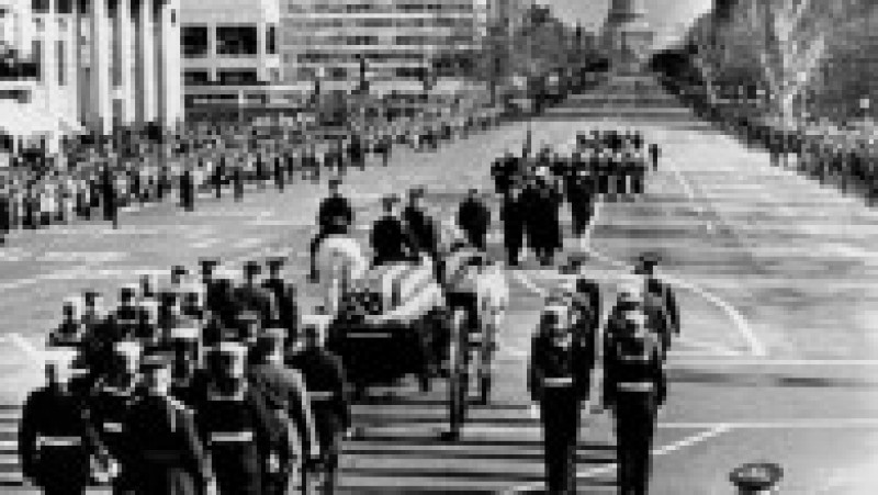 Atentatul asupra lui John F. Kennedy a avut loc în ziua de 22 noiembrie 1963, orele 12:30 în Piața Dealey din orașul Dallas, statul Texas. Foto: Profimedia Images | Poza 12 din 13