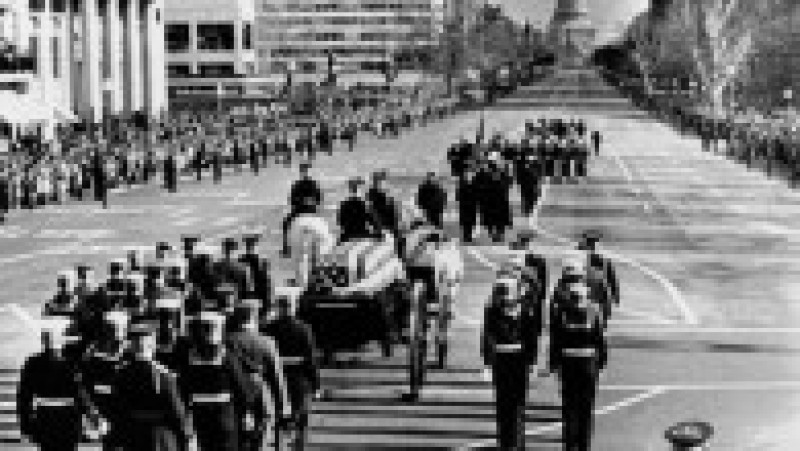 Atentatul asupra lui John F. Kennedy a avut loc în ziua de 22 noiembrie 1963, orele 12:30 în Piața Dealey din orașul Dallas, statul Texas. Foto: Profimedia Images | Poza 12 din 13