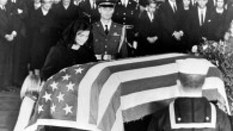 Atentatul asupra lui John F. Kennedy a avut loc în ziua de 22 noiembrie 1963, orele 12:30 în Piața Dealey din orașul Dallas, statul Texas. Foto: Profimedia Images | Poza 13 din 13