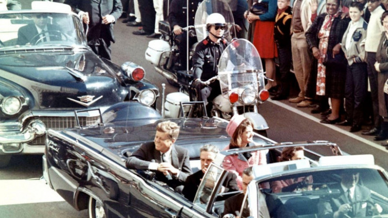 Atentatul asupra lui John F. Kennedy a avut loc în ziua de 22 noiembrie 1963, orele 12:30 în Piața Dealey din orașul Dallas, statul Texas. Foto: Profimedia Images