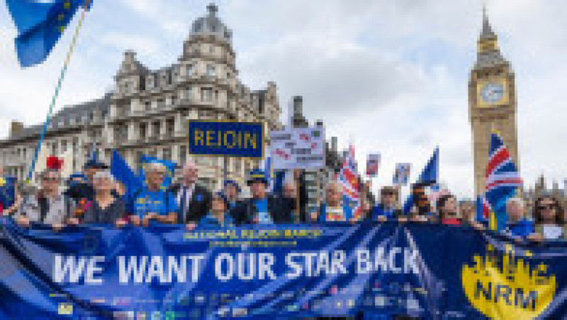 „Ne vrem steaua înapoi” scrie pe bannerul manifestanților, aluzie la steagul UE Foto: Profimedia Images | Poza 2 din 21