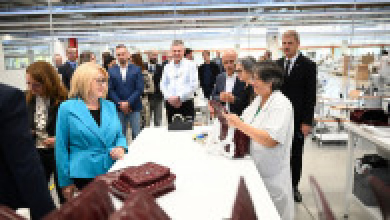 Prada a inaugurat la Sibiu o fabrică de marochinărie Foto: Facebook Primăria Municipiului Sibiu | Poza 3 din 8