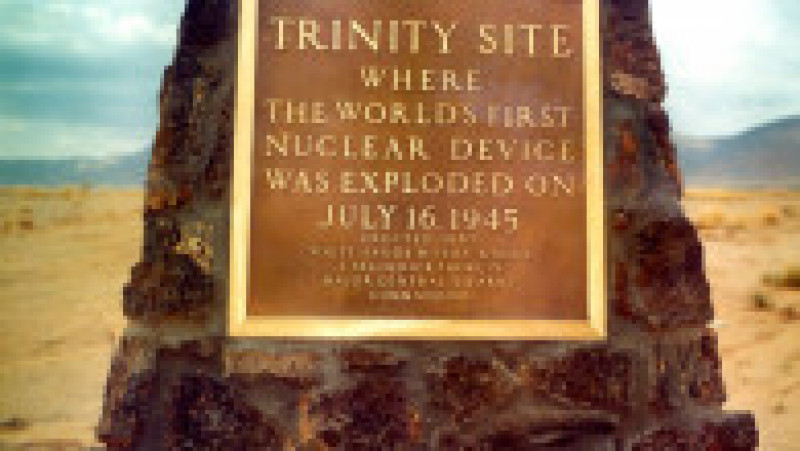 În locul unde bomba atomică a fost detonată a fost ridicat un obelisc de piatră pentru a comemora data și locul primului test nuclear. Foto: Profimedia Images | Poza 13 din 14
