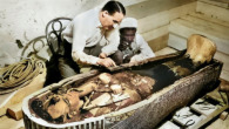 Howard Carter la mormântul lui Tutankhamon în 1922. Sursa foto: Profimedia Images | Poza 1 din 36