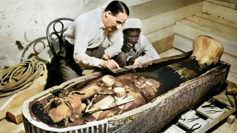 Howard Carter la mormântul lui Tutankhamon în 1922. Sursa foto: Profimedia Images