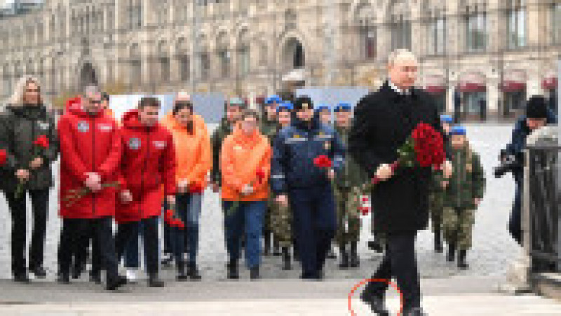 Vladimir Putin și-a pus pantofi cu toc înalt și talpă groasă pentru ceremonia din Piața Roșie. Foto: Kremlin.ru | Poza 2 din 7