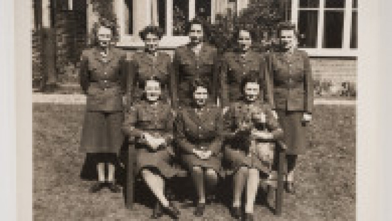  În 1945, Elisabeta a II-a devenit prima femeie din familia regală britanică membru activ în Serviciile Armatei. Foto: reemandansie.com | Poza 6 din 8
