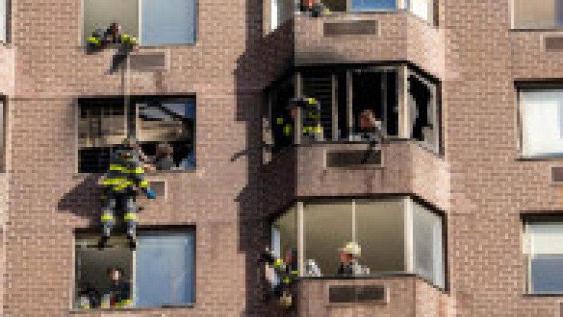 Intervenție spectaculoasă, în Manhattan, la un incendiu. Două persoane au rămas atârnate de fereastră, la etajul 20. FOTO: Profimedia Images | Poza 1 din 6