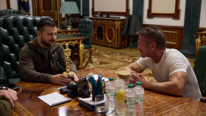 Sean Penn a venit la Kiev și i-a oferit Oscarul său lui Volodimir Zelenski. FOTO: Profimedia Images
