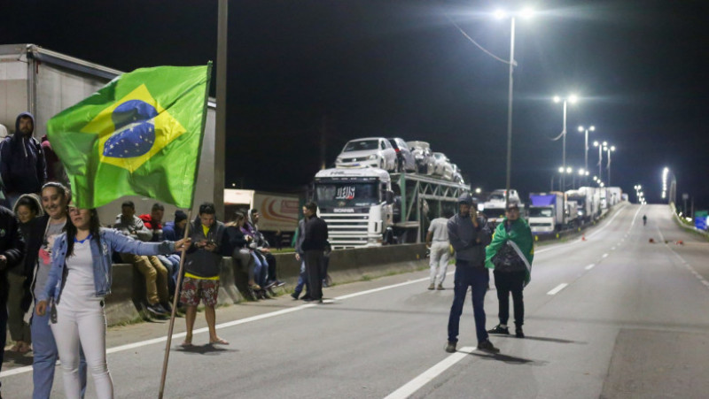 Șoferii de camioane din Brazilia sunt nemulțumiți că Jair Bolsonaro a pierdut alegerile prezidențiale. Foto: Profimedia Images