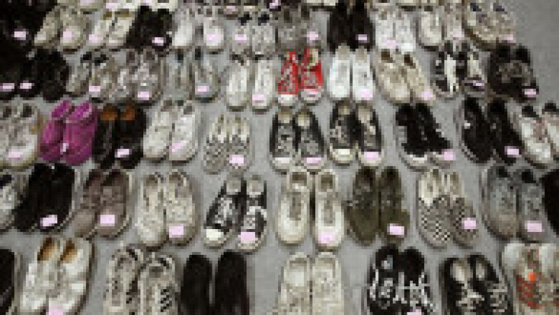 Imaginile durerii în Seul. Sute de pantofi și haine ale victimelor așteaptă într-o sală de sport să fie recuperate de rudele îndurerate. FOTO: Getty Images | Poza 8 din 8