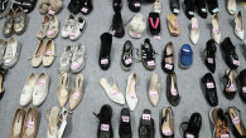Imaginile durerii în Seul. Sute de pantofi și haine ale victimelor așteaptă într-o sală de sport să fie recuperate de rudele îndurerate. FOTO: Getty Images | Poza 2 din 8