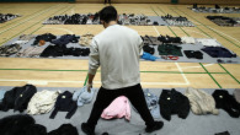 Imaginile durerii în Seul. Sute de pantofi și haine ale victimelor așteaptă într-o sală de sport să fie recuperate de rudele îndurerate. FOTO: Getty Images | Poza 1 din 8
