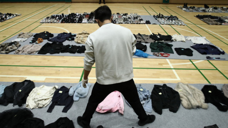 Imaginile durerii în Seul. Sute de pantofi și haine ale victimelor așteaptă într-o sală de sport să fie recuperate de rudele îndurerate. FOTO: Getty Images