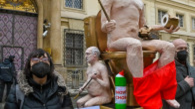 O statuie a lui Vladimir Putin gol, pe o toaletă aurie, a fost scoasă la licitație. FOTO: Profimedia Images | Poza 4 din 6