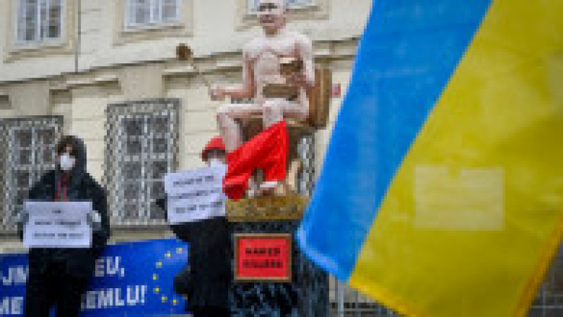 O statuie a lui Vladimir Putin gol, pe o toaletă aurie, a fost scoasă la licitație. FOTO: Profimedia Images | Poza 2 din 6
