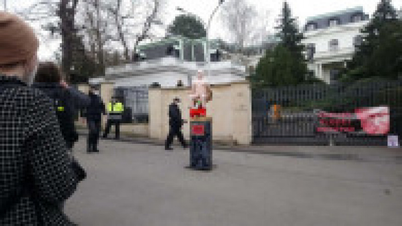 O statuie a lui Vladimir Putin gol, pe o toaletă aurie, a fost scoasă la licitație. FOTO: Profimedia Images | Poza 5 din 6