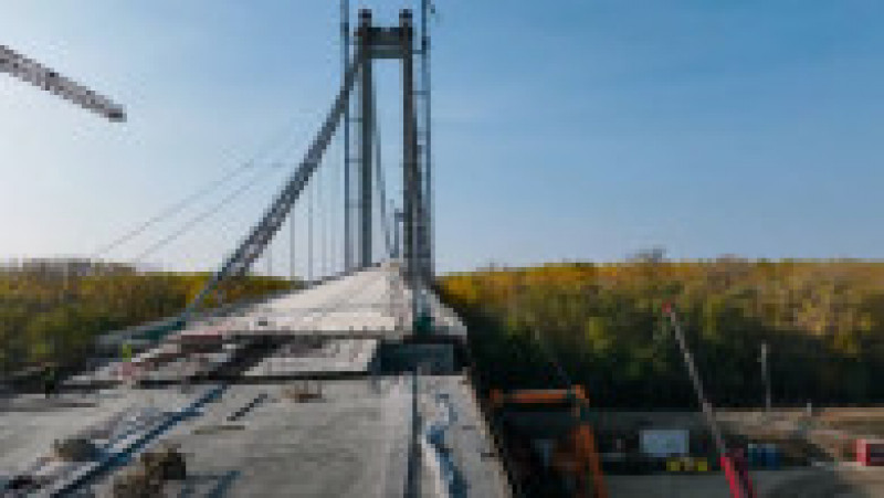 Podul suspendat peste Dunăre ar trebui să fie inaugurat peste o lună, dar termenul asumat de constructor pentru finalizarea proiectului, nu va fi respectat. FOTO: captură Youtube Raducu P Drum | Poza 11 din 11