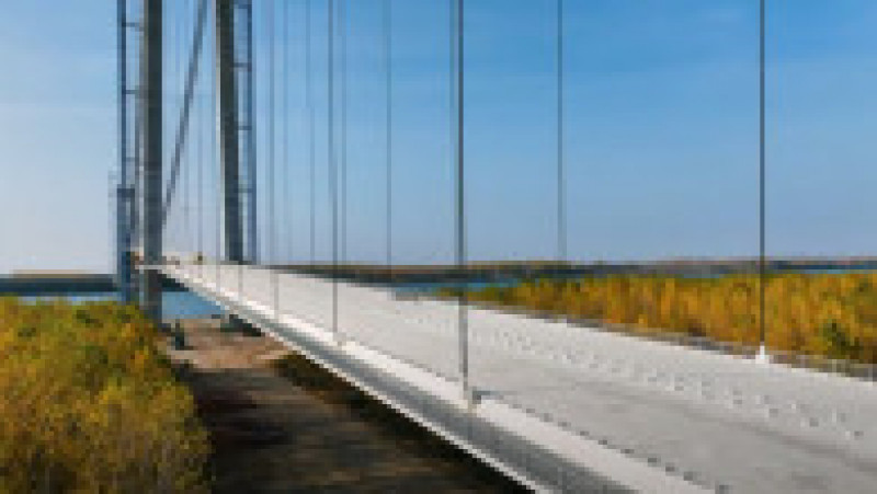 Podul suspendat peste Dunăre ar trebui să fie inaugurat peste o lună, dar termenul asumat de constructor pentru finalizarea proiectului, nu va fi respectat. FOTO: captură Youtube Raducu P Drum | Poza 5 din 11