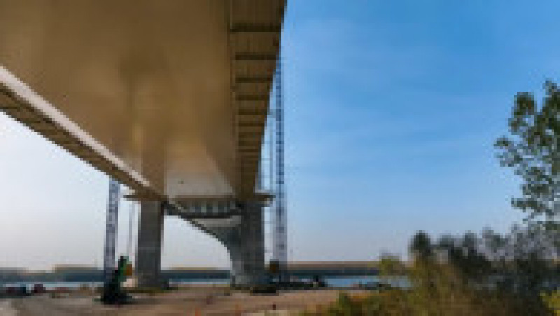 Podul suspendat peste Dunăre ar trebui să fie inaugurat peste o lună, dar termenul asumat de constructor pentru finalizarea proiectului, nu va fi respectat. FOTO: captură Youtube Raducu P Drum | Poza 6 din 11