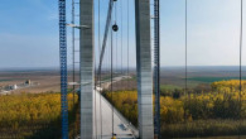 Podul suspendat peste Dunăre ar trebui să fie inaugurat peste o lună, dar termenul asumat de constructor pentru finalizarea proiectului, nu va fi respectat. FOTO: captură Youtube Raducu P Drum | Poza 7 din 11
