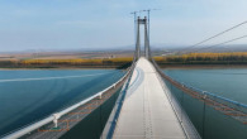 Podul suspendat peste Dunăre ar trebui să fie inaugurat peste o lună, dar termenul asumat de constructor pentru finalizarea proiectului, nu va fi respectat. FOTO: captură Youtube Raducu P Drum | Poza 4 din 11