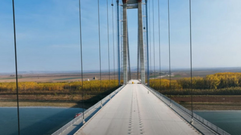 Podul suspendat peste Dunăre ar trebui să fie inaugurat peste o lună, dar termenul asumat de constructor pentru finalizarea proiectului, nu va fi respectat. FOTO: captură Youtube Raducu P Drum