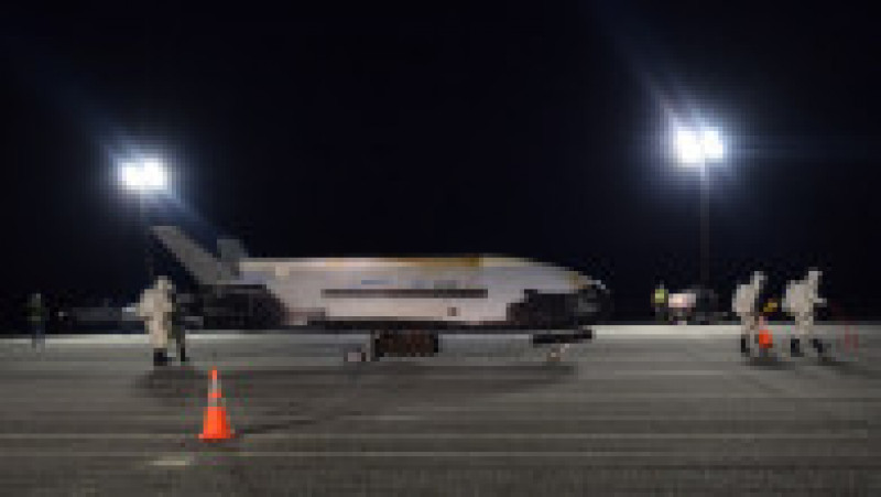Vehiculul de testare orbital X-37B construit de Boeing a aterizat la Centrul Spațial Kennedy din Florida. Foto: Profimedia Images | Poza 3 din 8