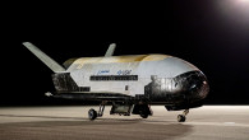 Vehiculul de testare orbital X-37B construit de Boeing a aterizat la Centrul Spațial Kennedy din Florida. Foto: Profimedia Images | Poza 2 din 8