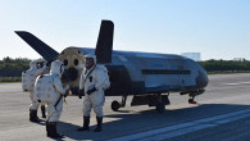 Vehiculul de testare orbital X-37B construit de Boeing a aterizat la Centrul Spațial Kennedy din Florida. Foto: Profimedia Images | Poza 5 din 8