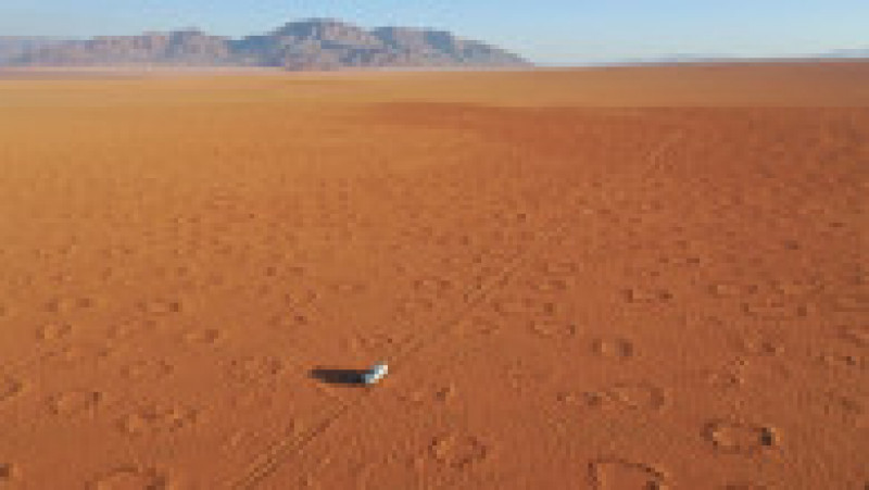 Potrivit unei legende locale, cercurile sunt rezultatul respirației otrăvitoare a unui dragon care își face veacul sub nisipul deșertului Namib. Foto: Profimedia Images | Poza 13 din 13