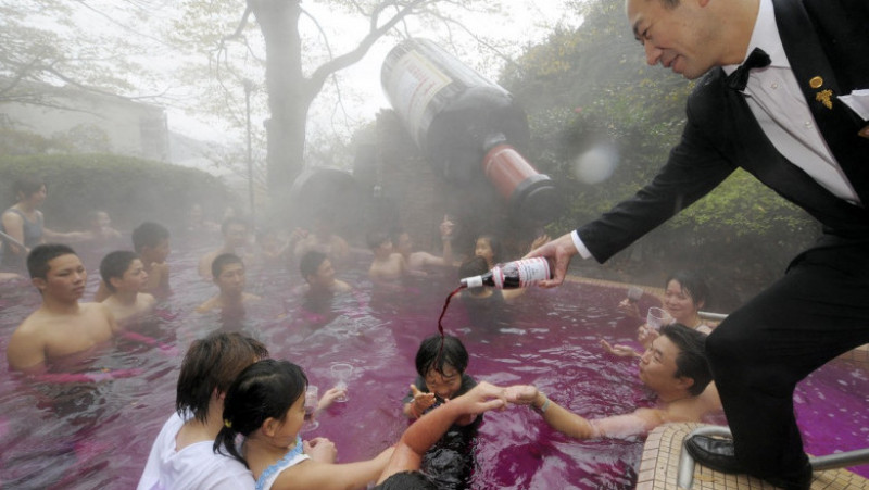 Baie în vin într-o stațiune de munte din Japonia. FOTO: Profimedia Images