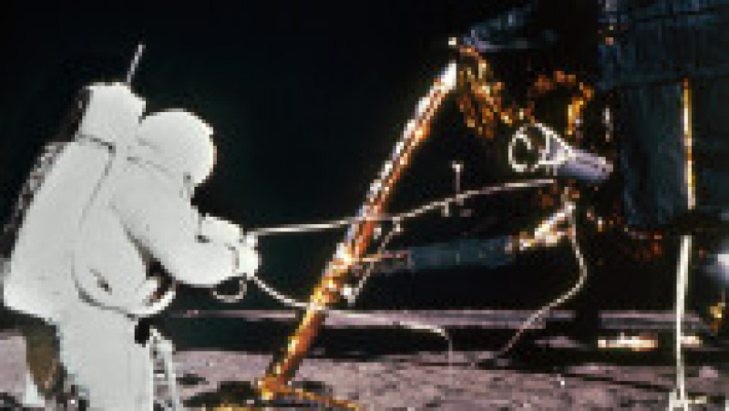 Pe 19 noiembrie 1969 misiunea Apollo 12 a aterizat pe Lună și astronauții Charles Conrad și Alan Bean au pășit pe suprafața satelitului natural al Pământului. Sursa foto: Profimedia Images | Poza 8 din 26