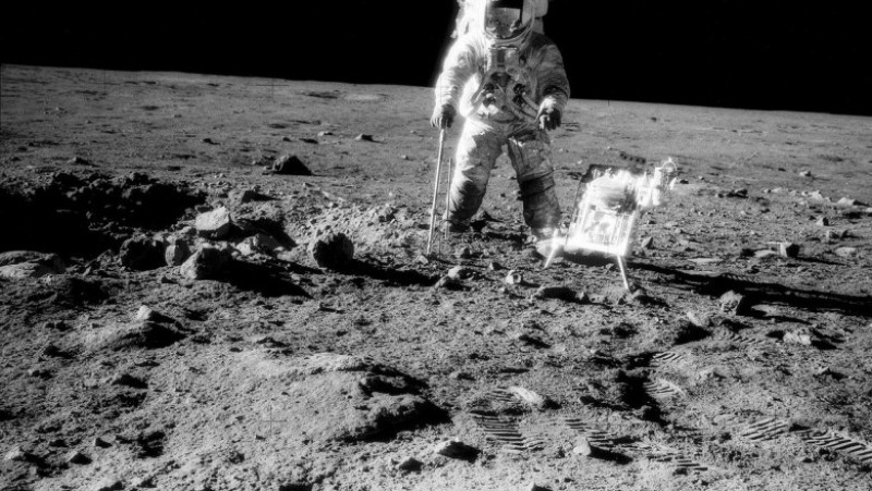 Pe 19 noiembrie 1969 misiunea Apollo 12 a aterizat pe Lună și astronauții Charles Conrad și Alan Bean au pășit pe suprafața satelitului natural al Pământului. Sursa foto: Profimedia Images