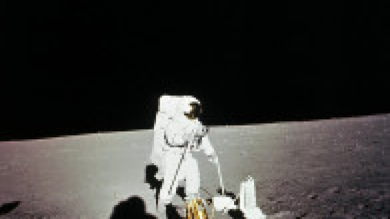 Pe 19 noiembrie 1969 misiunea Apollo 12 a aterizat pe Lună și astronauții Charles Conrad și Alan Bean au pășit pe suprafața satelitului natural al Pământului. Sursa foto: Profimedia Images | Poza 9 din 26