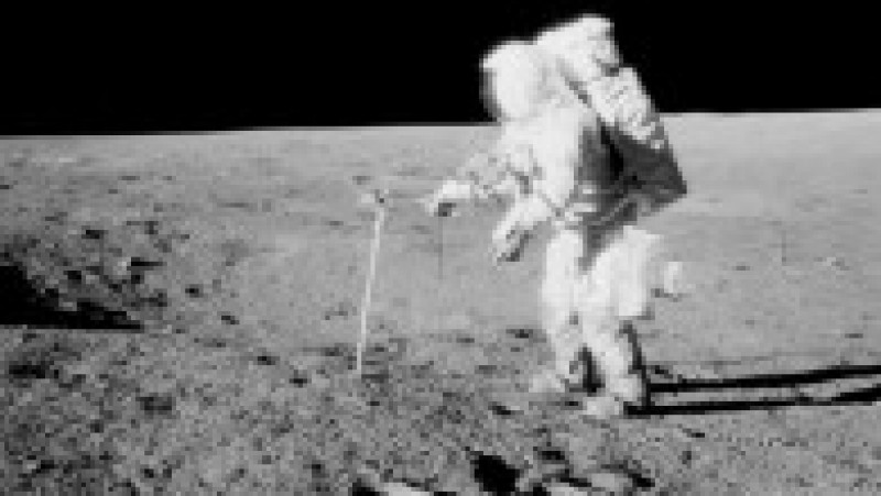 Pe 19 noiembrie 1969 misiunea Apollo 12 a aterizat pe Lună și astronauții Charles Conrad și Alan Bean au pășit pe suprafața satelitului natural al Pământului. Sursa foto: Profimedia Images | Poza 26 din 26