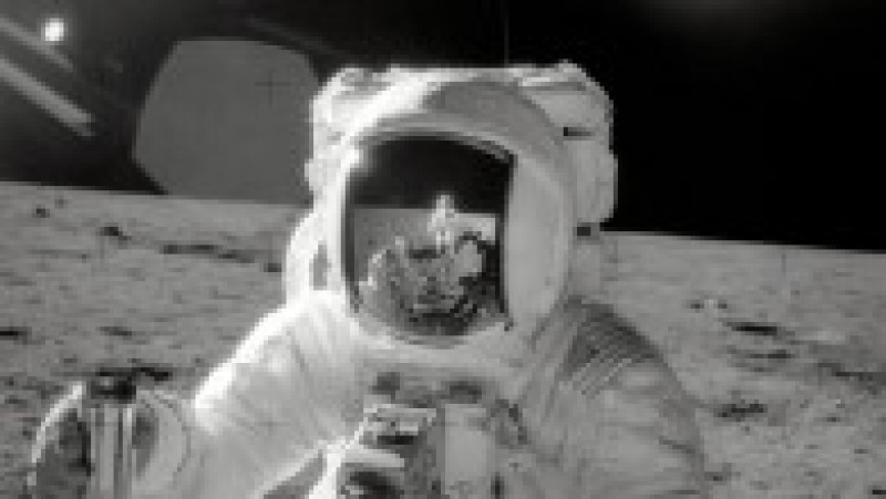 Pe 19 noiembrie 1969 misiunea Apollo 12 a aterizat pe Lună și astronauții Charles Conrad și Alan Bean au pășit pe suprafața satelitului natural al Pământului. Sursa foto: Profimedia Images | Poza 19 din 26