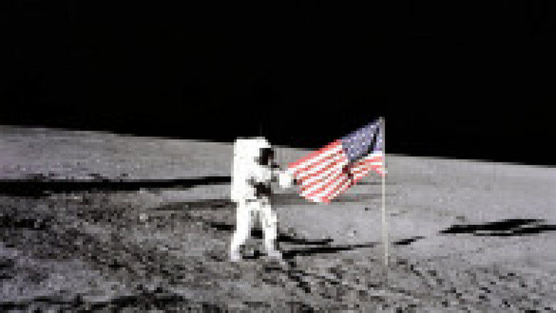 Pe 19 noiembrie 1969 misiunea Apollo 12 a aterizat pe Lună și astronauții Charles Conrad și Alan Bean au pășit pe suprafața satelitului natural al Pământului. Sursa foto: Profimedia Images | Poza 20 din 26