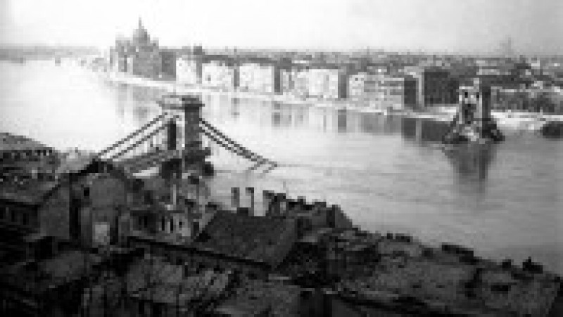 Pod din Budapesta distrus în 1945. Sursa foto: Profimedia Images | Poza 23 din 23