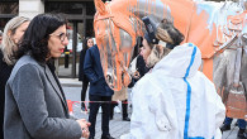 Ministra franceză a culturii a discutat cu lucrătorii trimiși să curețe opera de artă. Foto: Profimedia Images | Poza 3 din 6