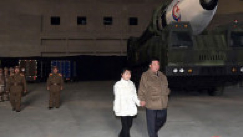 Primele imagini cu fiica lui Kim Jong Un, a cărei existență a fost până acum învăluită de mister. Foto: KCNA.kp | Poza 14 din 15