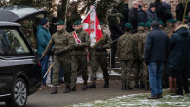 Bărbatul în vârstă de 60 ani, victimă a unei rachete căzute în satul polonez Przewodow, a fost înmormântat cu onoruri militare. Foto: Profimedia | Poza 14 din 20