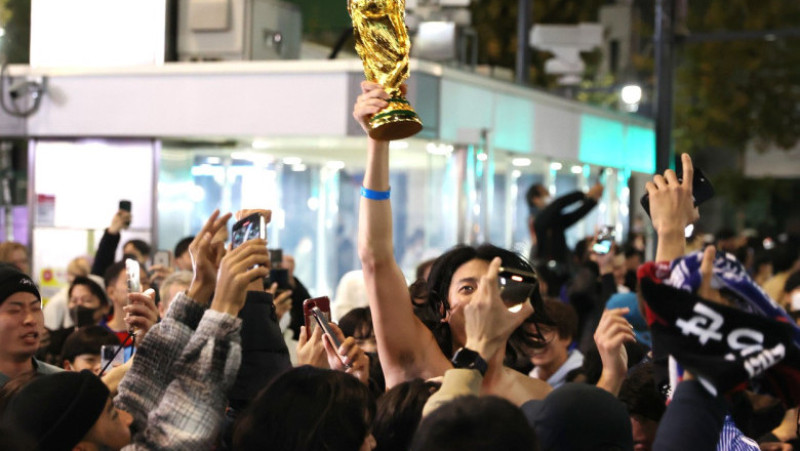 Japonezii au sărbătorit în stradă victoria de la Cupa Mondială, dar doar când era verde la semafor pentru pietoni. FOTO: Profimedia Images