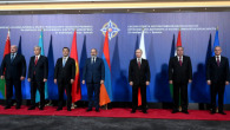 Vladimir Putin, lăsat singur în mijlocul grupului la summitul CSTO. Foto: kremlin.ru | Poza 4 din 7