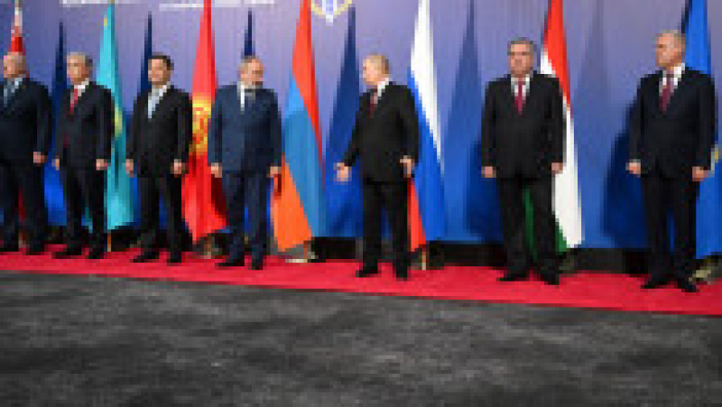 Vladimir Putin, lăsat singur în mijlocul grupului la summitul CSTO. Foto: kremlin.ru | Poza 3 din 7