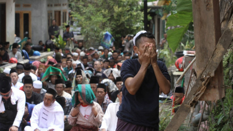 Numărul morților după cutremurul din Indonezia a crescut la 310. FOTO: Profimedia Images