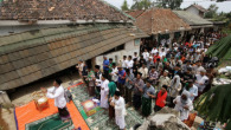 Numărul morților după cutremurul din Indonezia a crescut la 310. FOTO: Profimedia Images | Poza 4 din 7