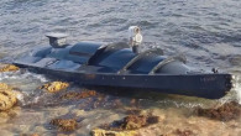Utilizarea bărcilor controlate de la distanță (drone navale), precum cele pline de explozibili folosite de armata ucraineană împotriva flotei ruse de la Marea Neagră în octombrie, ar putea și ea să devină o tactică foarte importantă în viitoarele războaie. În poză: dronă navală kamikaze eșuată la mal în Sevastopol. Captură foto: Twitter / @TrentTelenko | Poza 6 din 106